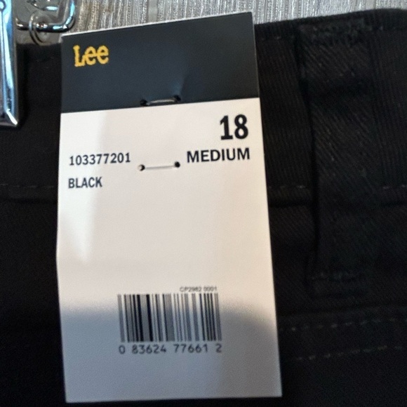 Bag006. NWT Lee Relaxed fit mid-rise Sz 18 cropped pants, black. - Picture 2 of 4